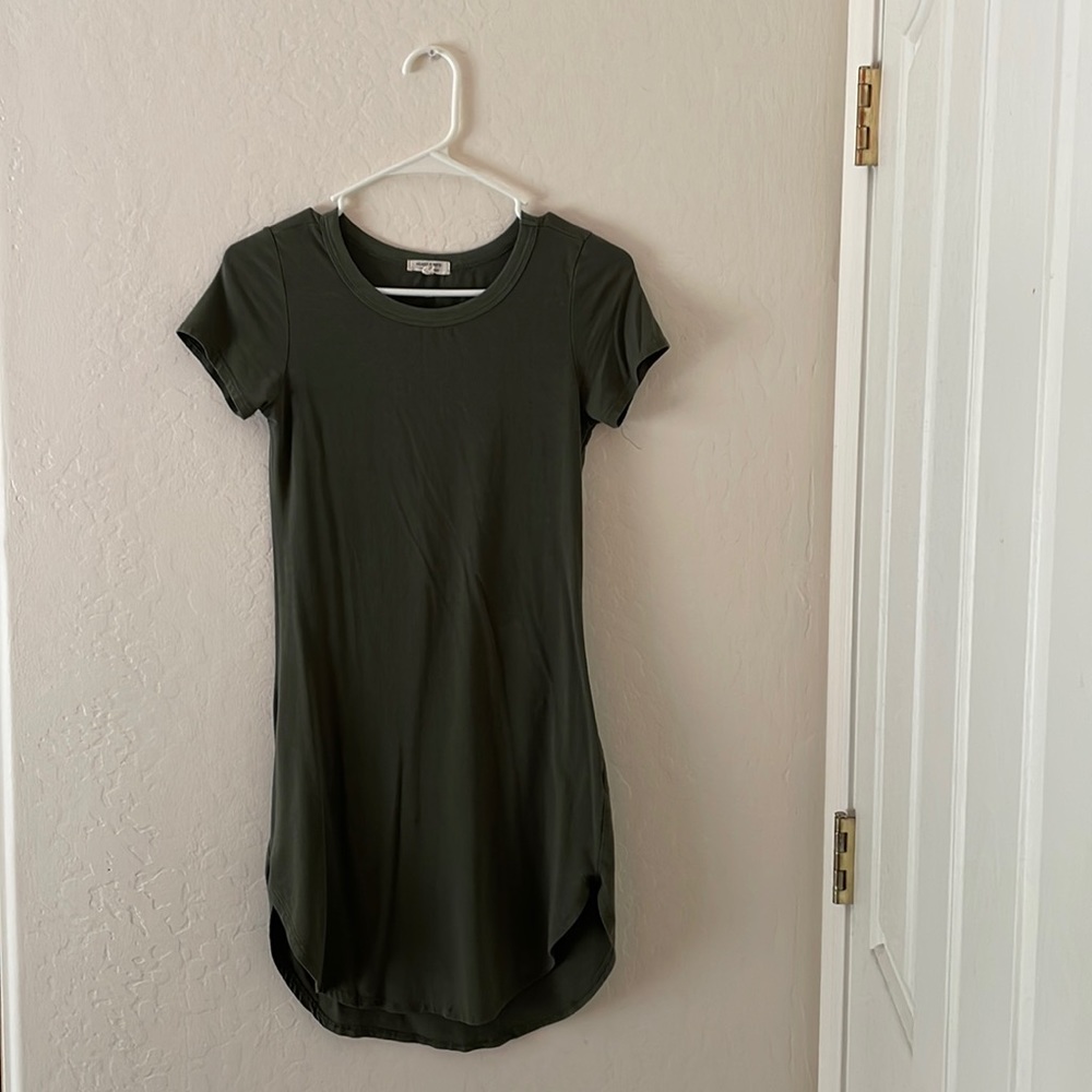 Small green fitted t shirt dress